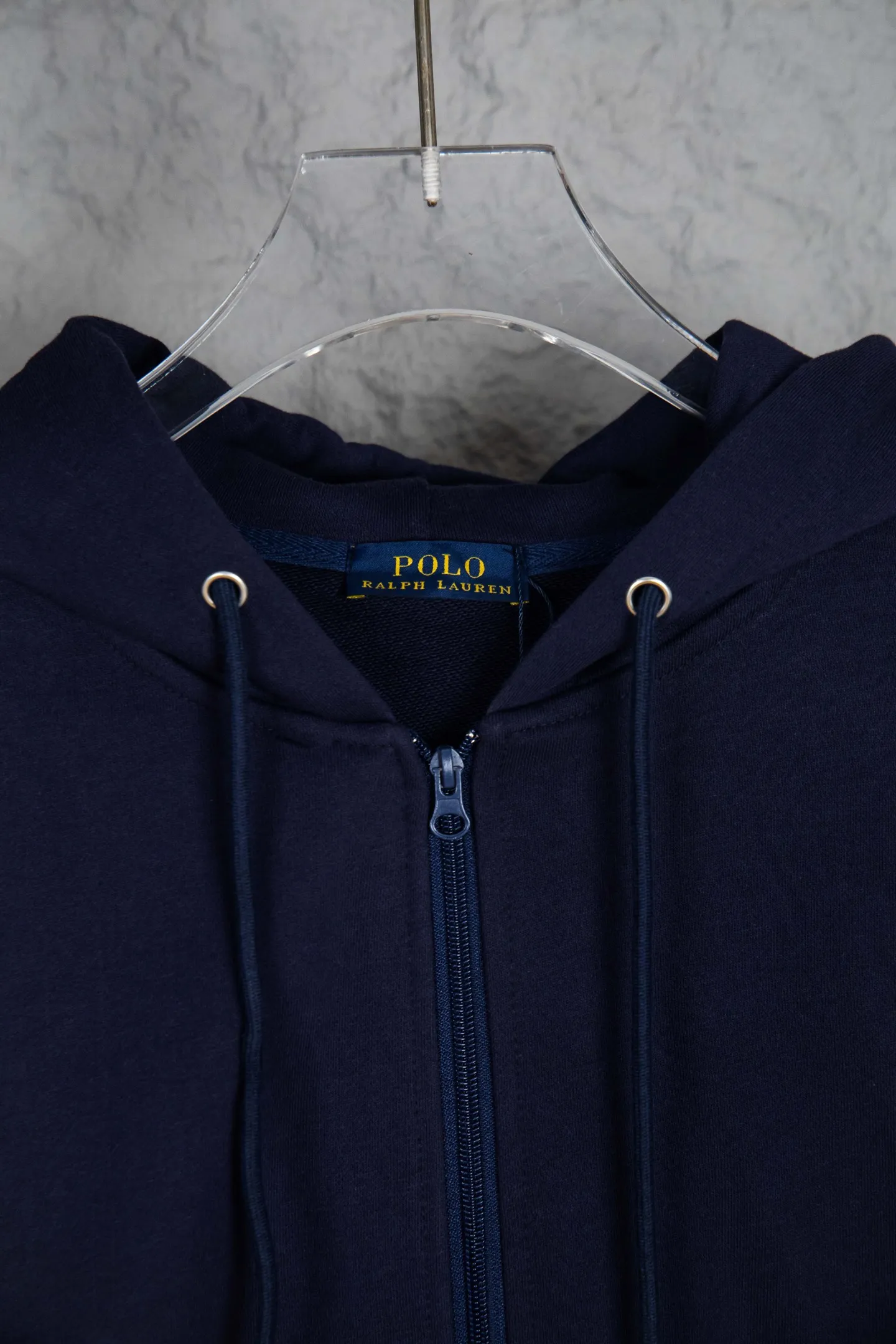 P230 Ralph Lauren/Ralph Lauren pony embroidered zipper cardigan hooded sweatshirt. This sweatshirt is available for everyone in autumn and winter. You can wear it casually no matter how you wear it! ! This hooded sweatshirt is decorated with the simple style that represents Ralph Lauren and is paired with a pony embroidery pattern, which is three-dimensional and full! The solid color fabric paired with exquisite embroidery instantly sets it off! Hooded sports design, loose and casual fit! The overall texture is very strong! Through the pictures, we can feel the thickness and texture of custom-woven and dyed threads. The workmanship is exquisite. They are shipped from major foreign trade factories. They are all made by masters with many years of experience. Everything is of high standards and requirements! Simple and versatile model ~ Made of imported pique cotton fabric, which is super delicate and soft, close to the body without being tied. All fabrics and accessories are original custom-made and of high quality! Perfectly reflects the brand’s sense of superiority! Standard cut, comfortable stretch, unrestricted movement! Highly practical, high-end and classy! Versatile style ~ can be paired with jeans or jogging pants. Ideal for transitioning from your morning commute to weekend events! Size: S-XL Color: Gray Navy Black